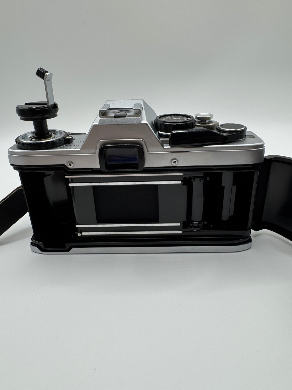 Olympus OM-10 35mm Film Camera + Zuiko 50mm f/1.8 Lens
Fully Tested | Excellent Condition | Ready to Shoot