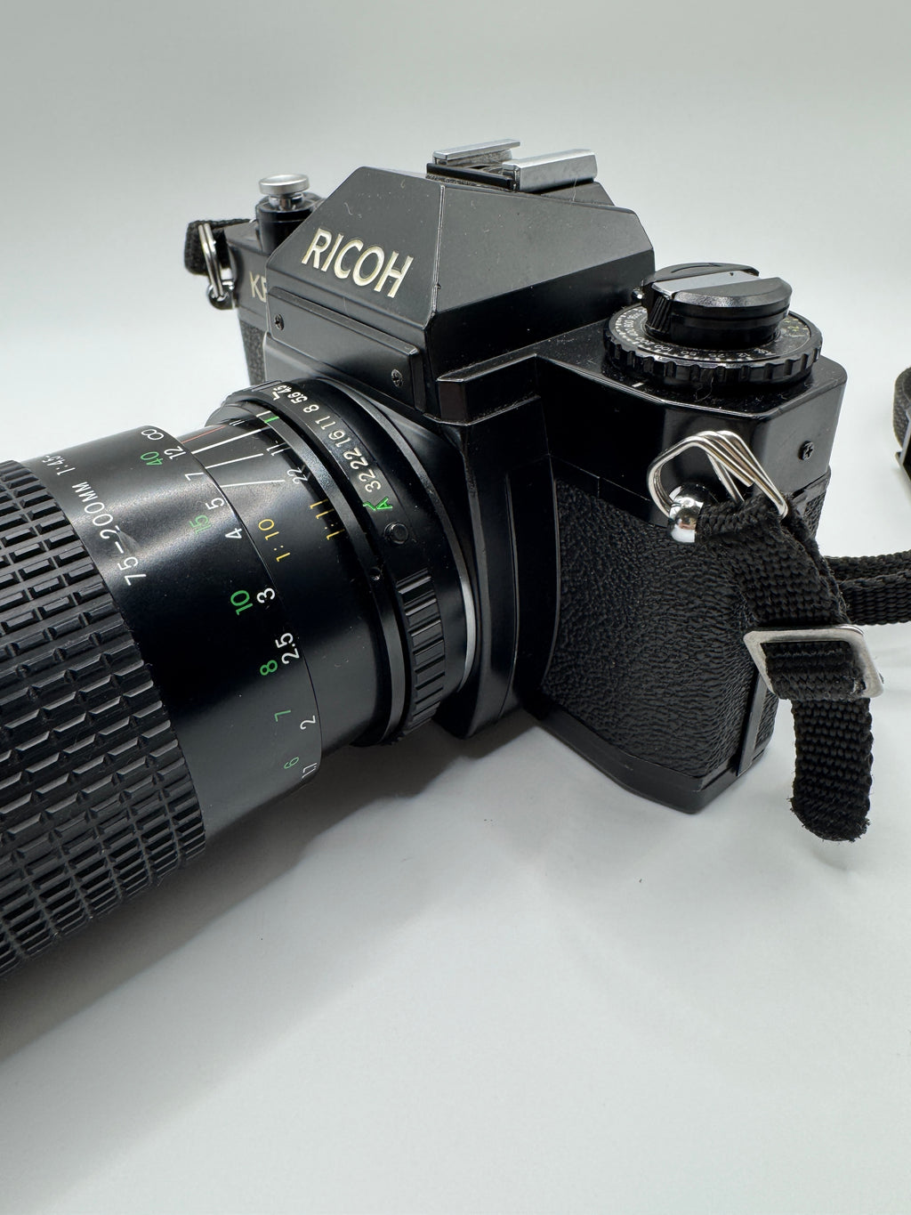 Ricoh KR-10 35mm Film Camera + Hanimex 75–200mm f/4.5–5.6 Zoom Lens (Boxed)
Fully Tested | Excellent Condition | Ready to Shoot