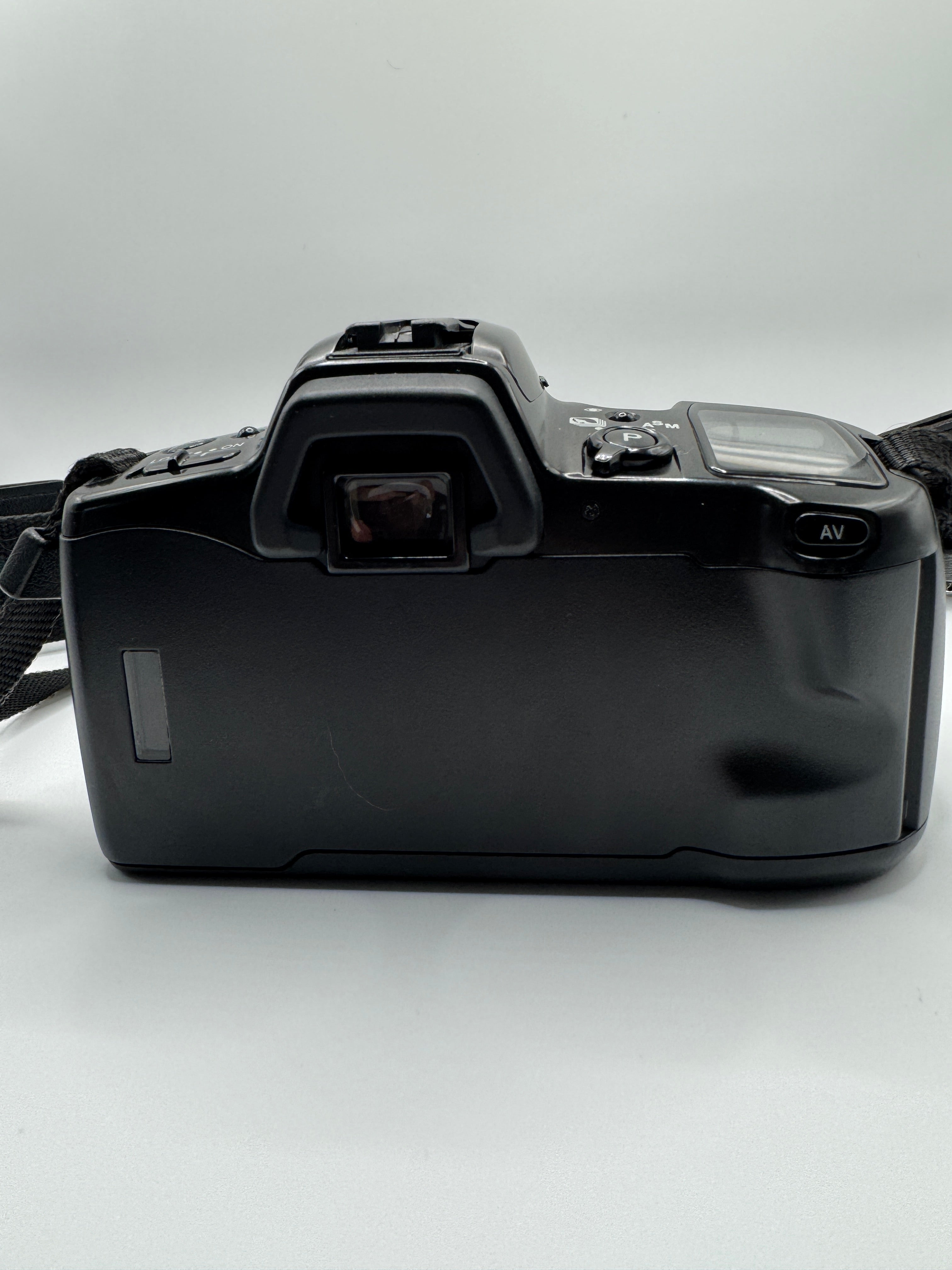 Minolta Dynax 500si 35mm Film Camera + Tamron 70–210mm Zoom Lens
Fully Tested | Excellent Condition | Ready to Shoot