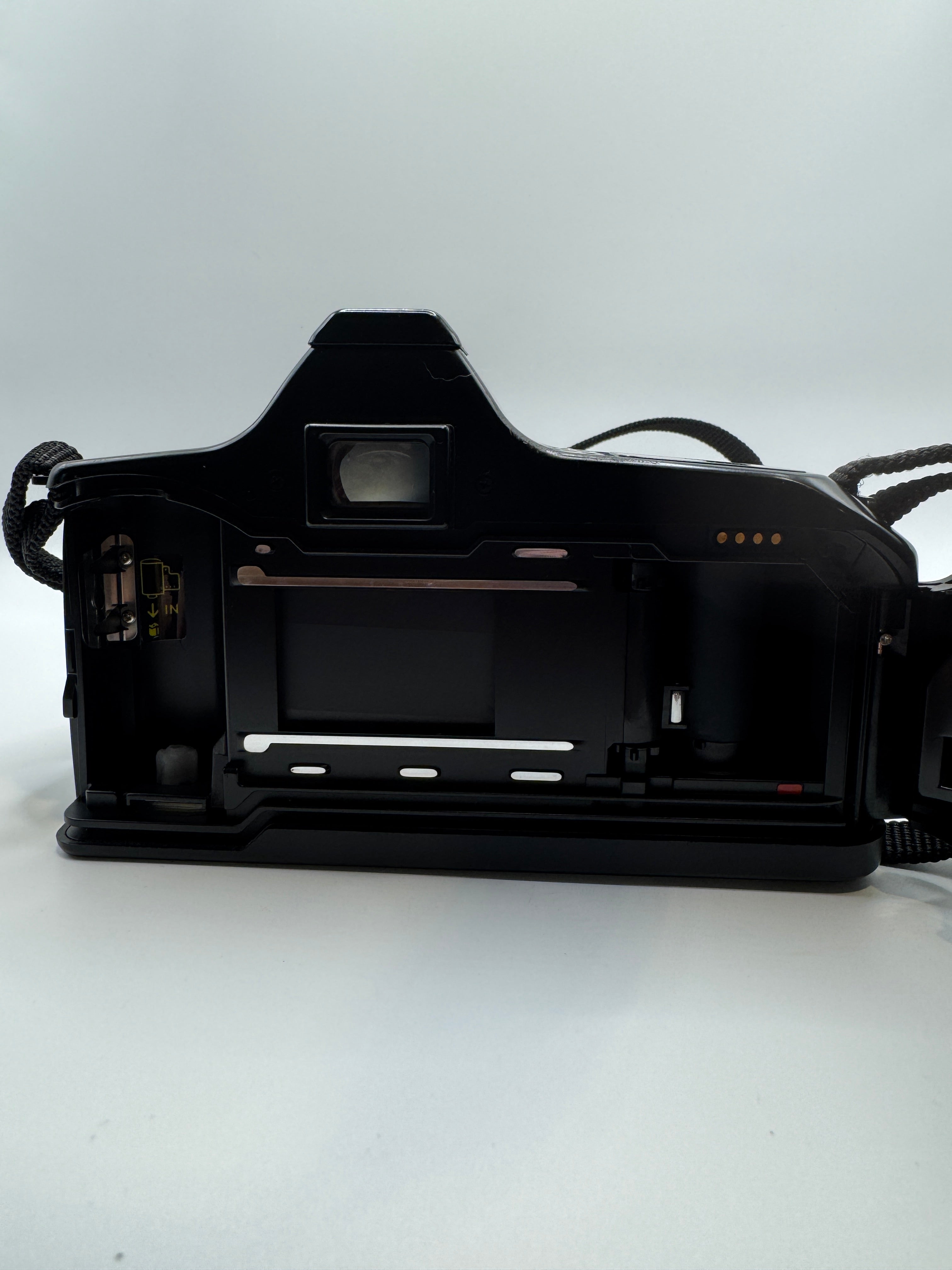 Minolta Dynax 3000i 35mm Film Camera + Minolta AF 35–70mm Zoom Lens
Fully Tested | Excellent Condition | Ready to Shoot