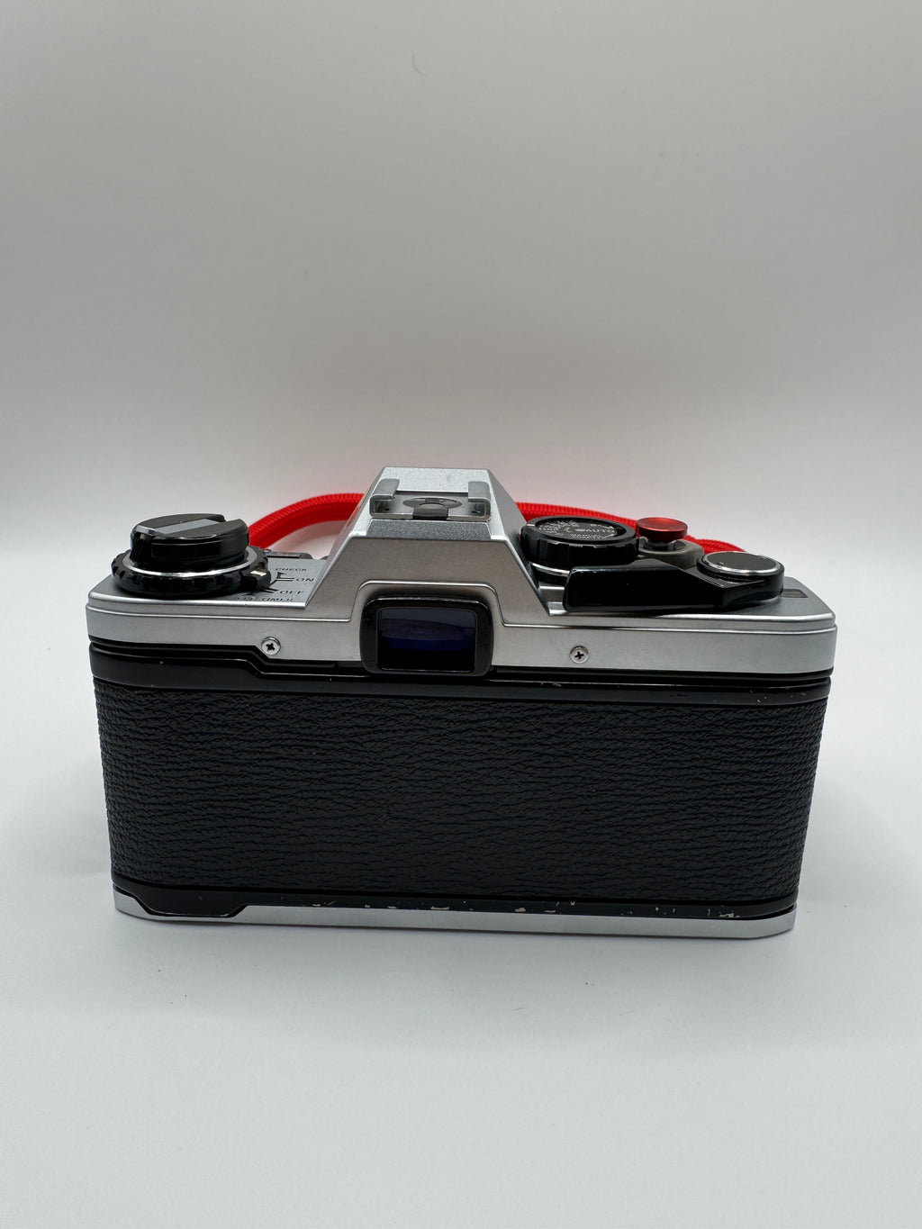 Olympus OM-10 35mm Film Camera + Zuiko Lens
Fully Tested | Excellent Condition | Ready to Shoot