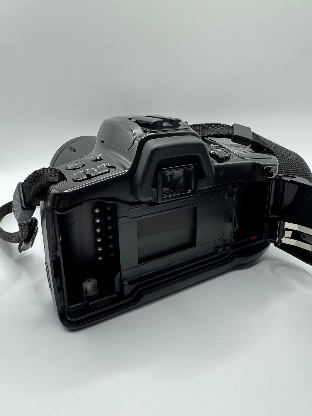 Minolta Dynax 500si 35mm Film Camera + Tamron 70–210mm Zoom Lens
Fully Tested | Excellent Condition | Ready to Shoot