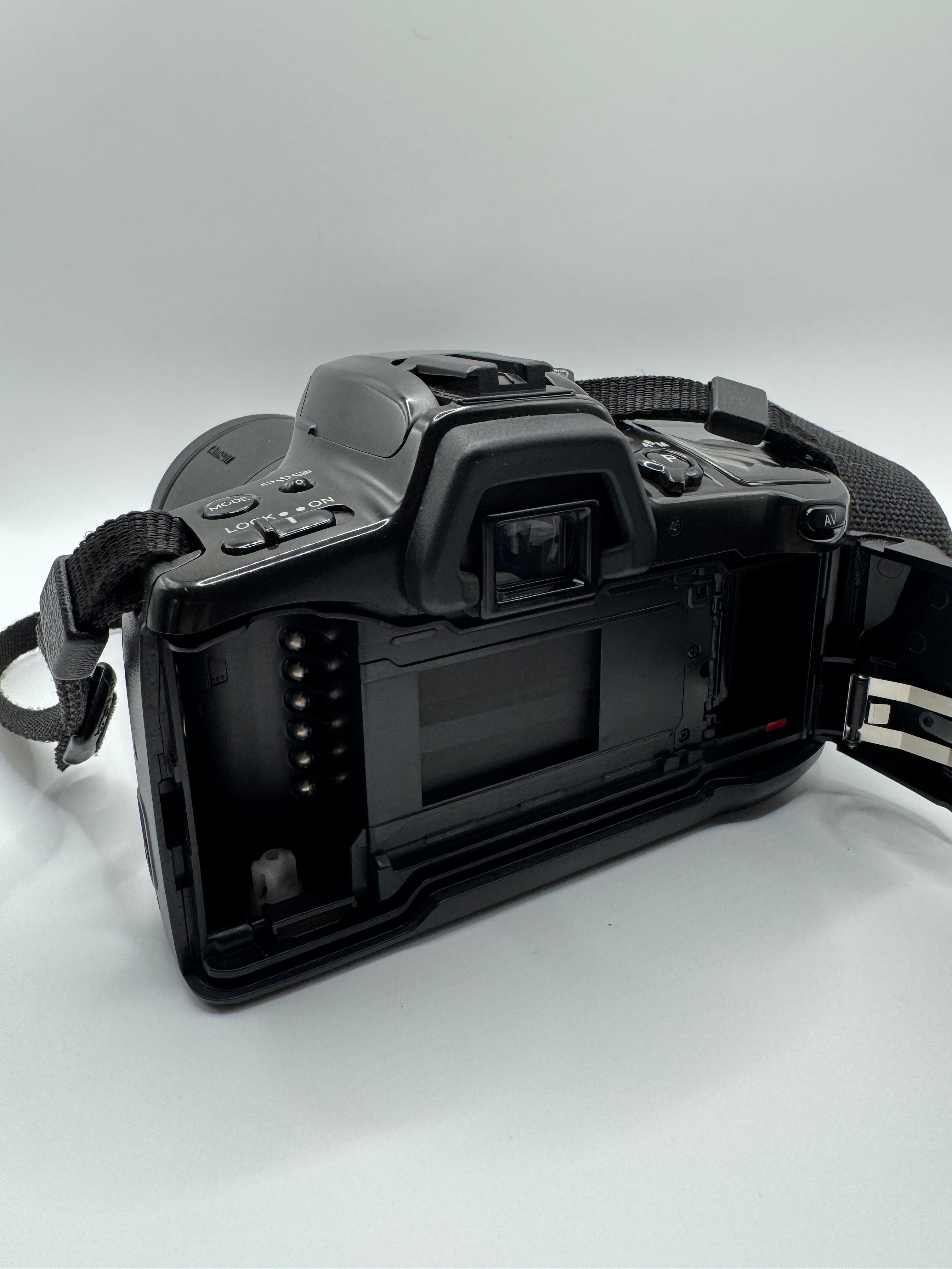 Minolta Dynax 500si 35mm Film Camera + Tamron 70–210mm Zoom Lens
Fully Tested | Excellent Condition | Ready to Shoot