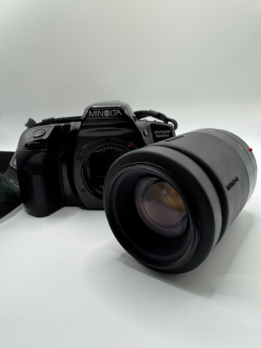 Minolta Dynax 500si 35mm Film Camera + Tamron 70–210mm Zoom Lens
Fully Tested | Excellent Condition | Ready to Shoot