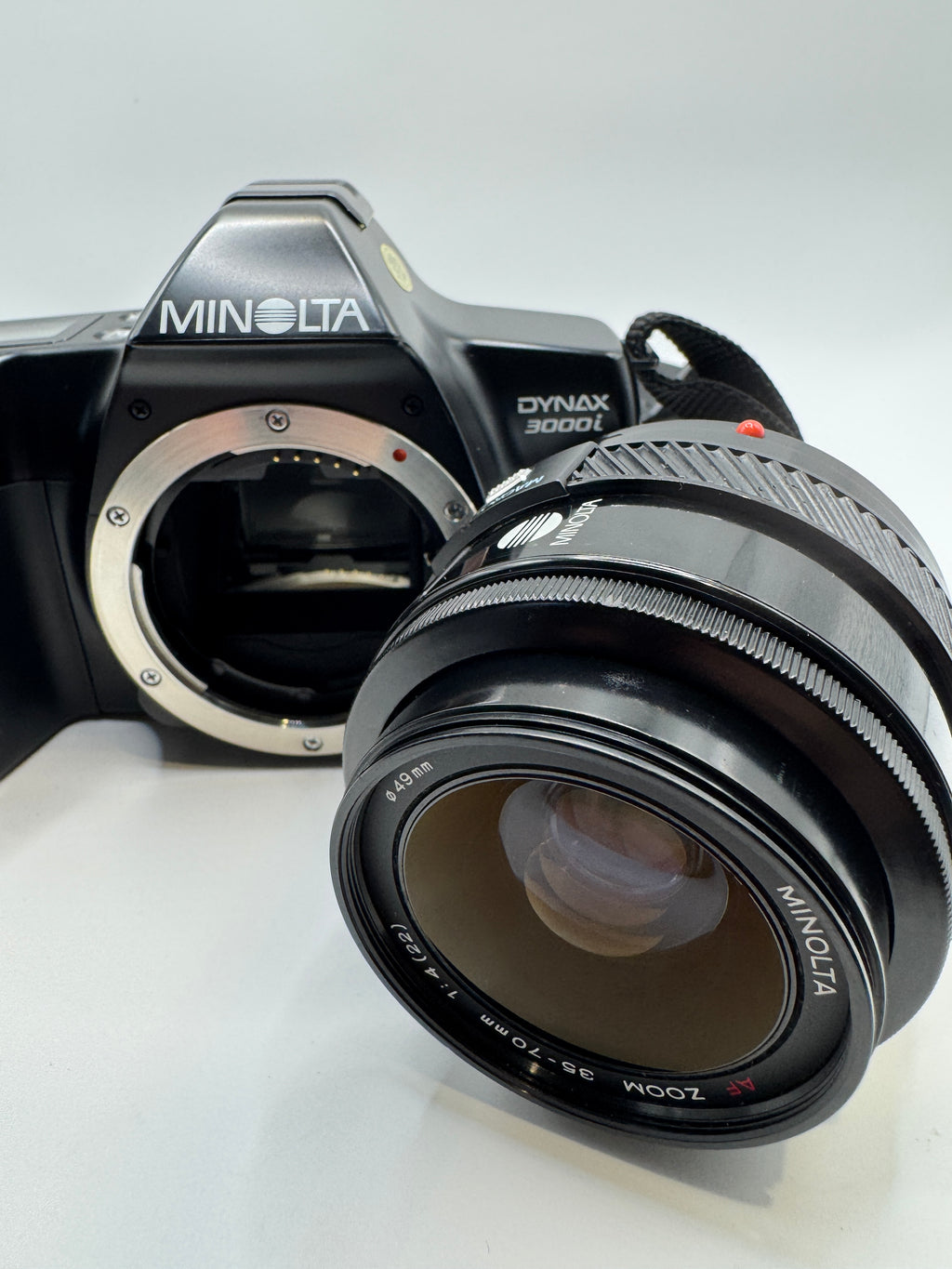 Minolta Dynax 3000i 35mm Film Camera + Minolta AF 35–70mm Zoom Lens
Fully Tested | Excellent Condition | Ready to Shoot