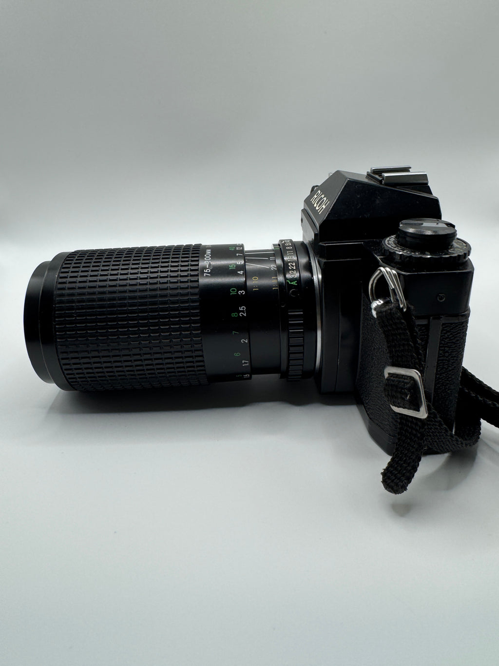 Ricoh KR-10 35mm Film Camera + Hanimex 75–200mm f/4.5–5.6 Zoom Lens (Boxed)
Fully Tested | Excellent Condition | Ready to Shoot