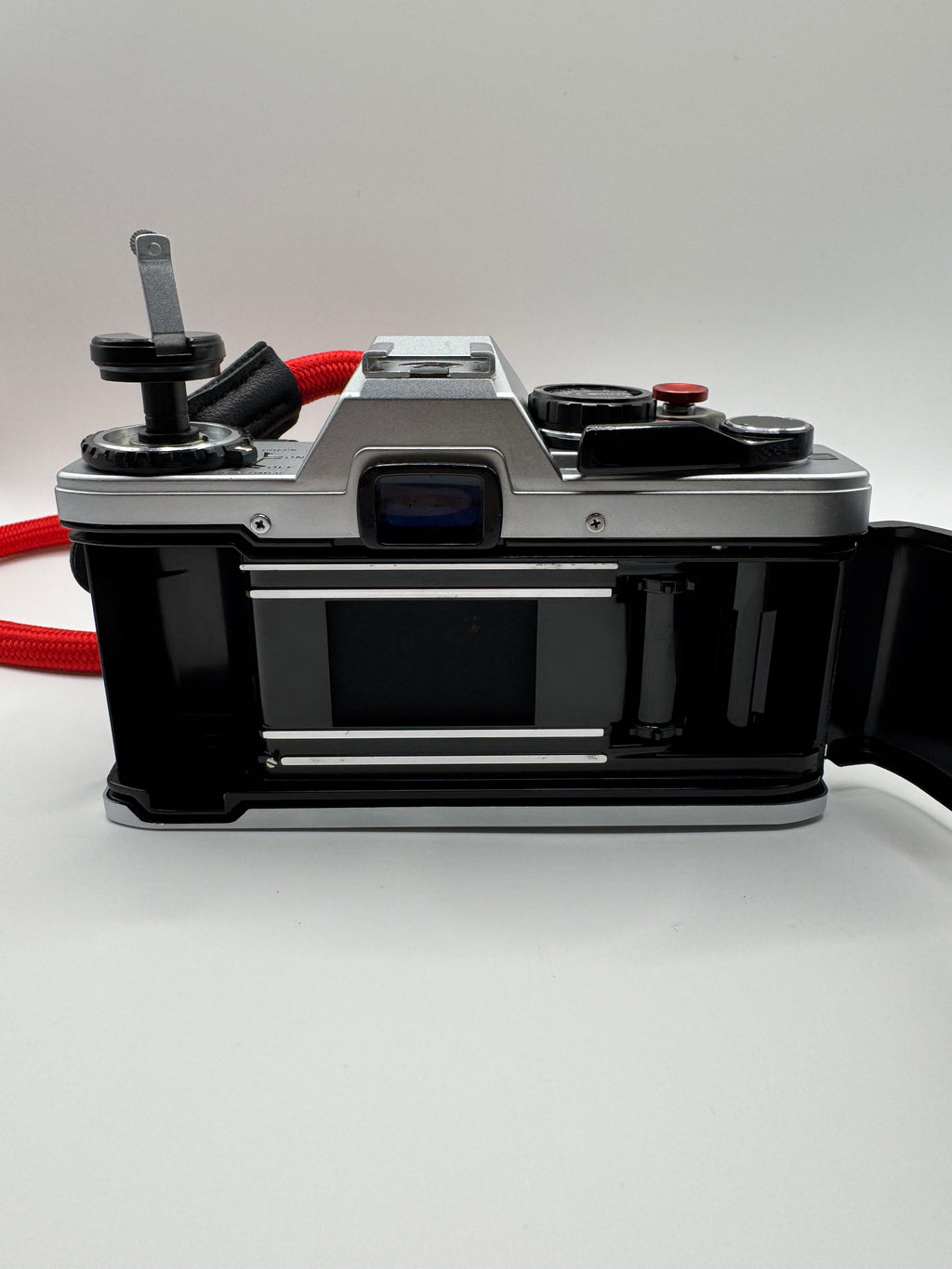 Olympus OM-10 35mm Film Camera + Zuiko Lens
Fully Tested | Excellent Condition | Ready to Shoot