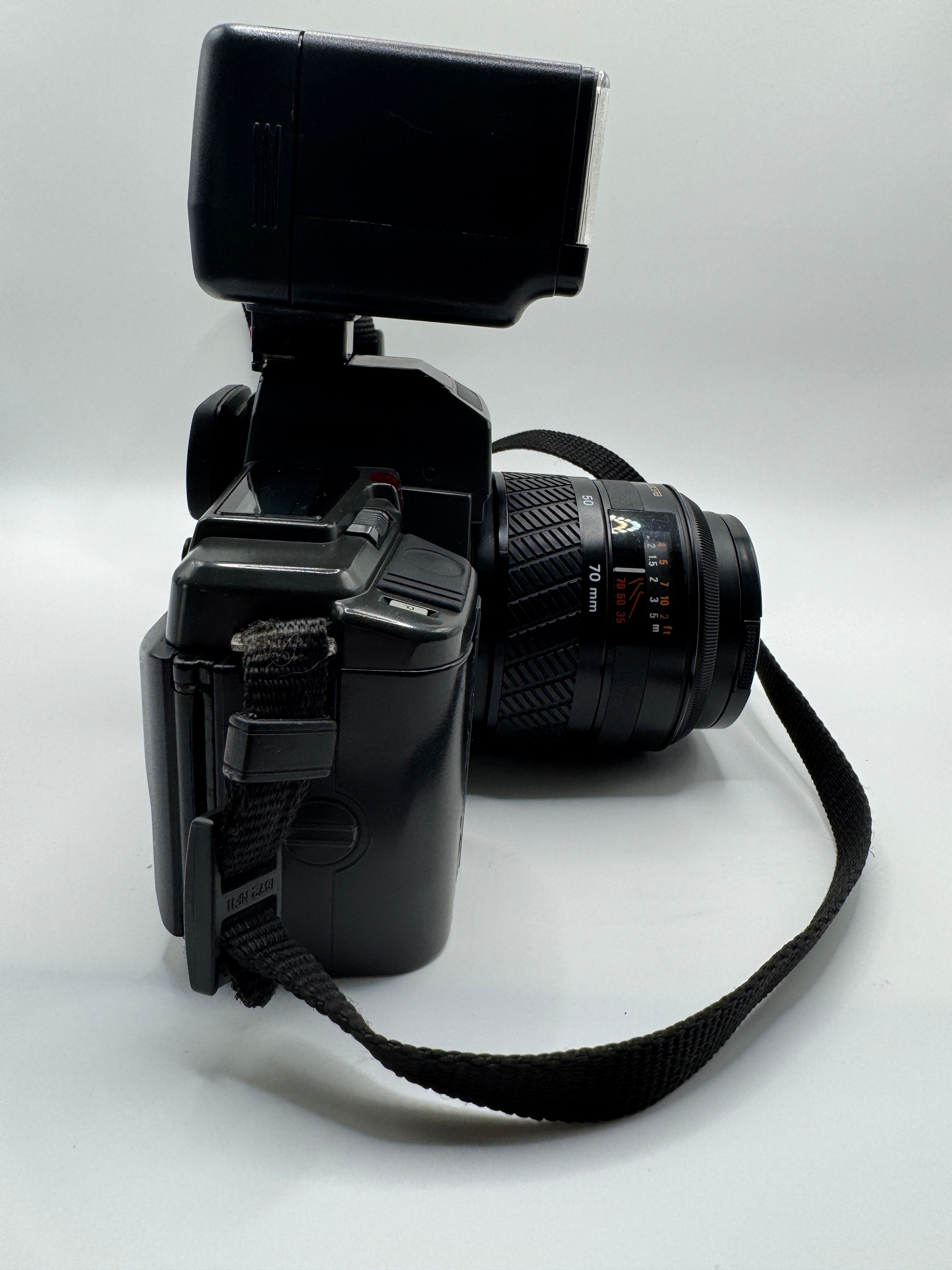 Yashica 230 Auto Focus 35mm Film Camera + Kyocera AF 35–70mm Lens + Philips Flash 25B Fully Tested | Excellent Condition | Complete Kit